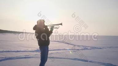 多利放大镜头，单独的高加索音乐家在侧面吹喇叭积极在阳光下冻结的自然