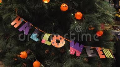 南瓜和人物用灯光装饰在树上和彩色纸文字万圣节在晚会上庆祝万圣节