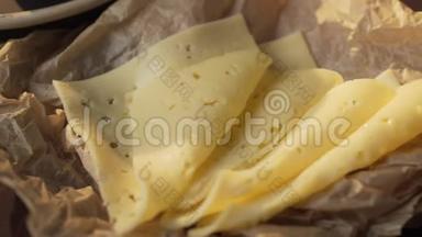切片奶酪是在精心制作的羊皮纸，冷的零食，天然成分，奶酪盘，温和的切达干酪，零食与