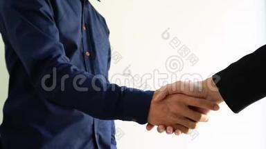 两位商务人士<strong>握手</strong>，商务伙伴会议<strong>握手</strong>的概念