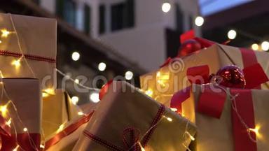 4k视频圣诞背景与装饰和许多礼品盒与一个<strong>大红</strong>蝴蝶结背景闪烁