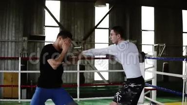 穿着便服的拳击台上的年轻拳击手互相拳打脚踢。 男人训练，火车罢工和反应。 <strong>老了</strong>