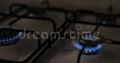 在厨房炉子上点燃天然气，4个燃烧器