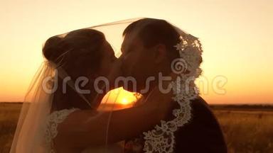年轻的已婚夫妇在日落时<strong>亲吻</strong>和拥抱。 <strong>男女</strong>婚姻生活