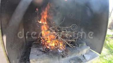 壁炉里新点燃的火，里面装满了纸、小<strong>木头</strong>和<strong>木头</strong>