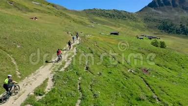 在瓦莱州的瑞士阿尔卑斯山，一群骑着电动自行车的山地自行车爱好者在阳光明媚的天气中的鸟瞰图
