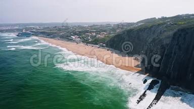 葡萄牙新特拉普拉亚格兰德的俯视图。 欧洲。 白色波浪在长长的沙滩上破浪前进。 翡翠