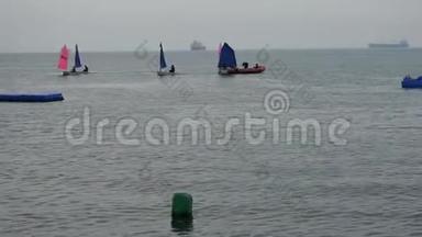 港海水旗和帆船准备比赛