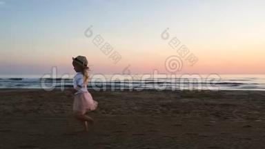 日落时，一个<strong>小女孩</strong>沿着海滩<strong>奔跑</strong>。 慢动作，剪影视频..
