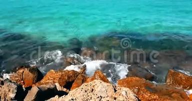 热带加勒比海海滩的顶部是绿色和蓝色的<strong>海洋</strong>，有金色的沙子和岩石，假<strong>日</strong>，缓慢的<strong>海洋</strong>运动放松和。