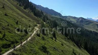 在瓦莱州的瑞士阿尔卑斯山，一<strong>群</strong>骑着电动<strong>自行车</strong>的山地<strong>自行车</strong>爱好者在阳光明媚的天气中的鸟瞰图