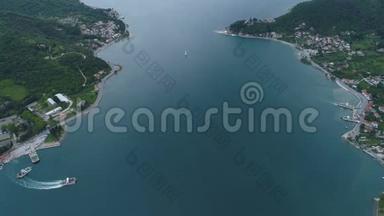 从上方鸟瞰Kotor湾，以及从Lepetane到Kamenari的汽车和乘客定期轮渡