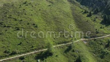 在瓦莱州的瑞士阿尔卑斯山，一群骑着电动自行车的山地自行车爱好者在阳光明媚的天气中的鸟瞰图