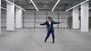 一个人在办公室玩，戴着VR眼镜。