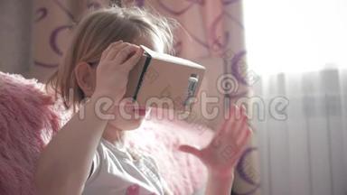 年轻女孩使用<strong>虚拟</strong>现实VR纸板，一种可以在手机上<strong>体验虚拟</strong>现实的设备。