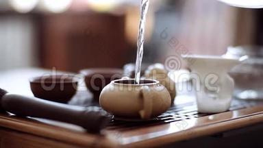 在煮好的叶子的水壶里倒开水，泡上香茶