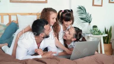 爸爸，妈妈和两个女儿在笔记本电脑上玩电脑游戏，慢动作