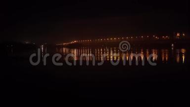 美丽的夜桥，灯火通明，乌克兰，第聂伯罗