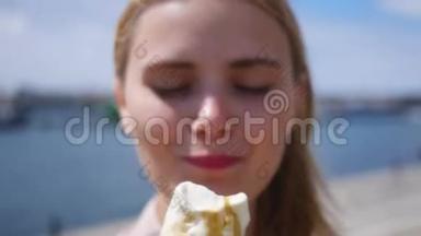 小女孩一边吃着一<strong>大片</strong>冰淇淋一边咬着一<strong>大片</strong>，一边笑