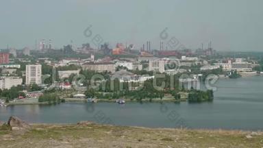 尼兹尼·<strong>塔吉尔</strong>及其水库建筑和新的冶金厂的景观。
