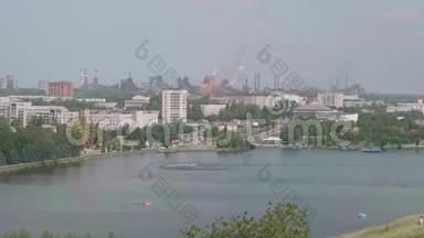 尼兹尼·塔吉尔及其水库建筑和新的冶金厂的景观。