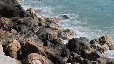 近距离观看<strong>大海</strong>浪的石头。 波浪冲击岩石海岸。 <strong>蔚蓝</strong>的海水撞击在岩石海岸上。 泼水