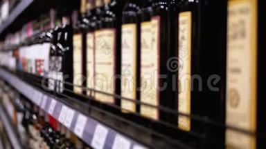 布卢尔商店橱窗上装有价格标签的瓶装葡萄酒的<strong>架子</strong>和<strong>架子</strong>。 超市卖酒.