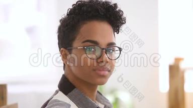 戴着光学眼镜看相机的非裔美国快乐女孩