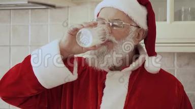 圣诞老人在厨房喝牛奶