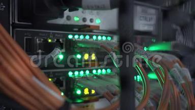 服务器机架中的许多电缆。 视频中包含闪烁..