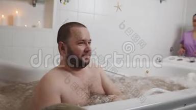 一个正在洗澡的男人正在接受物理治疗师的娱乐<strong>水</strong>疗喷<strong>水按摩</strong>。 放松享受快乐的人