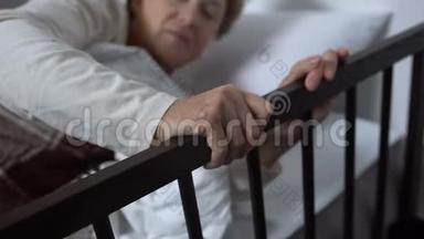 年老的病妇几乎不下床，扶着栏杆，住院病房