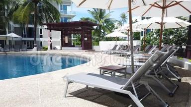 豪华<strong>酒店度假酒店</strong>室外游泳池周围的雨伞和椅子