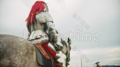 一个戴头盔的骑士，在战场上骑马