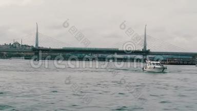 土耳其伊斯坦布尔-2019年6月11日：2019年6月11日：旅游船在马尔马拉海的一座桥下航行.. 从这里看
