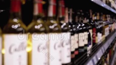 超市卖酒. 布卢尔商店橱窗上印有价格标签的瓶装葡萄酒的架子和架子