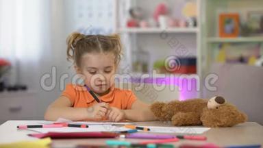 女学龄前儿童绘画和<strong>玩具玩具玩具</strong>，游戏室休闲