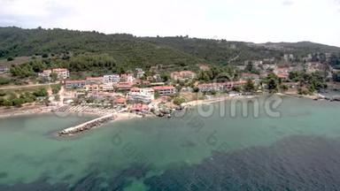 希腊Agia Paraskevi Halkidiki地区的一个旅游村下有岩石的小绿松石海滩的鸟瞰图