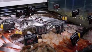 新鲜海<strong>冰鱼</strong>与价格标签是出售在商店窗口。