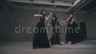 三个小提琴手<strong>女孩</strong>都很棒。 很棒的乐器三人组。 穿<strong>黑衣</strong>的<strong>女孩</strong>。
