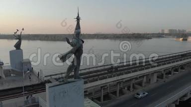 地铁大桥的鸟瞰图，两座雕塑装饰了地铁站Dnipro。 基辅，乌克兰。