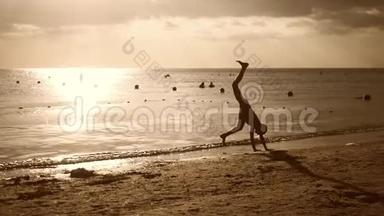 剪影海滩女孩站在手上<strong>的</strong>生活方式，<strong>暑假</strong>，海滩度假<strong>的</strong>概念。