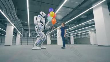<strong>机器人</strong>把气球给女孩，并触摸她的手，关闭。