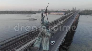 <strong>地铁</strong>大桥的鸟瞰图，两座雕塑装饰了<strong>地铁</strong>站Dnipro。 基辅，乌克兰。
