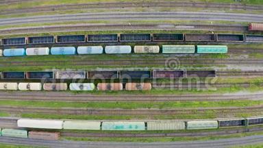 各种铁路运输列车及火车站货物的鸟瞰图，俯视图