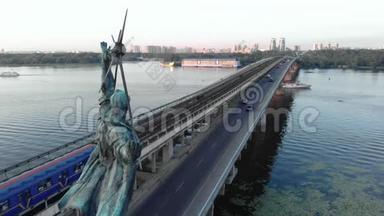 地铁大桥的鸟瞰图，两座雕塑装饰了地铁站Dnipro。 基辅，乌克兰。