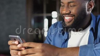英俊的非裔美国人在智能手机应用程序中与女友聊天