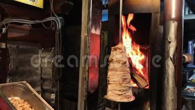 传统的土耳其食物DonerKebab。 在烤串餐厅里，把烤串或烤串放在金属串上。 沙玛肉