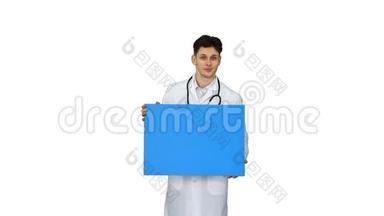 微笑男医生穿着听诊器，白色背景上拿着空白海报。