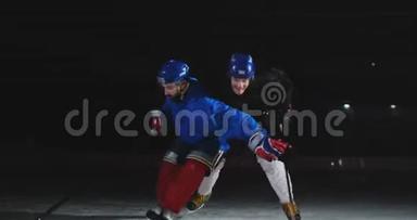 两个人在溜冰场打曲棍球。 两个冰球运动员为冰球而战。 史泰康
